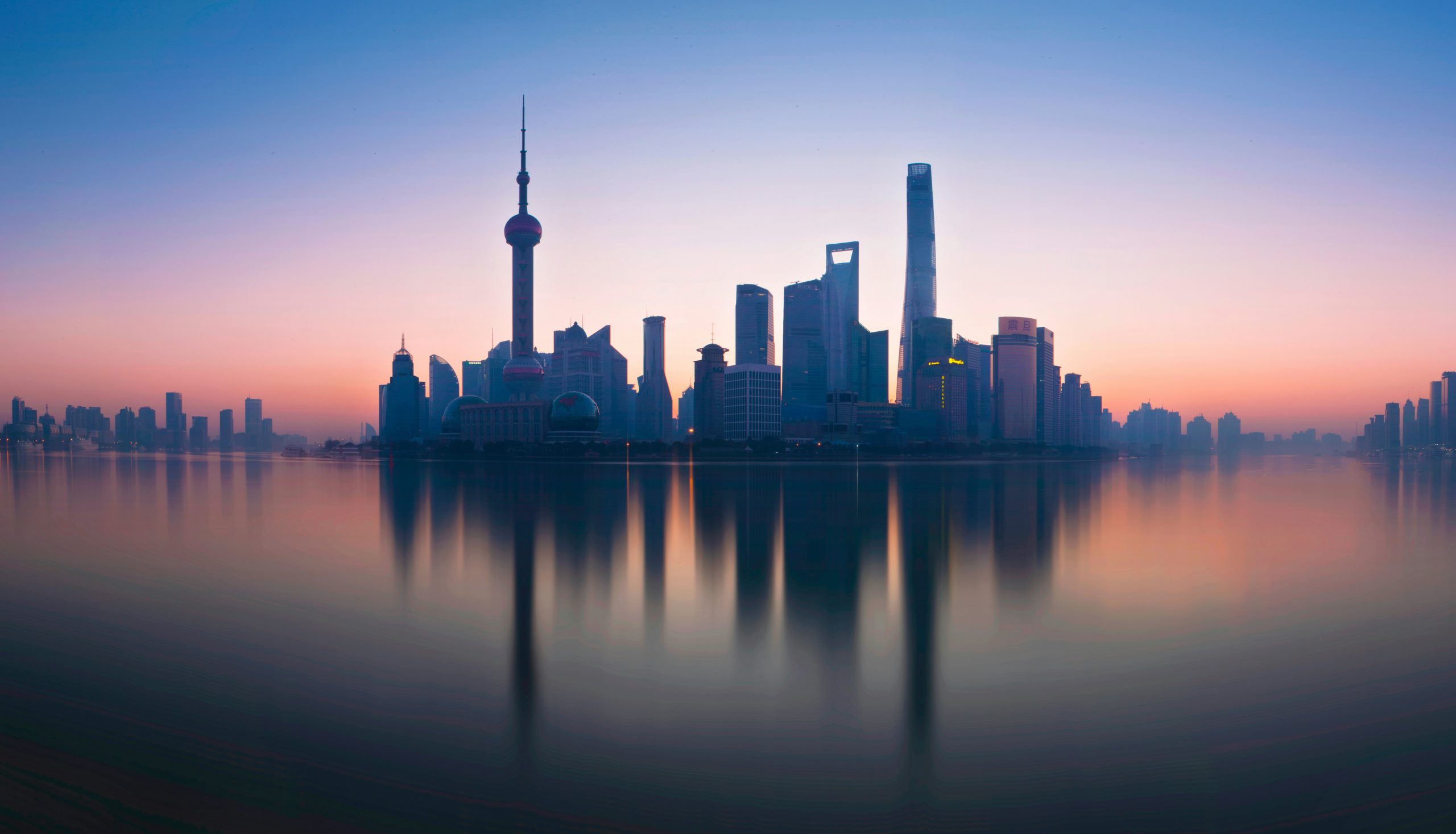 超高層ビルが林立する現代中国の巨大都市。近現代の人口増加は、農業だけでなく、都市化、医療、交通、住宅政策とも結びついた。